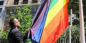 ambassadeur-us-esp-drapeau-lgbt