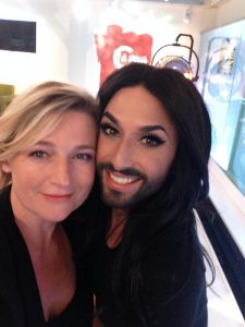 L'animatrice télé Anne-Elisabeth Lemoine en pose complice avec Conchita Wurst, autre égérie du nouvel ordre sexuel mondial