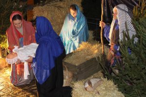 ...tandis que la crèche vivante continue de s'animer