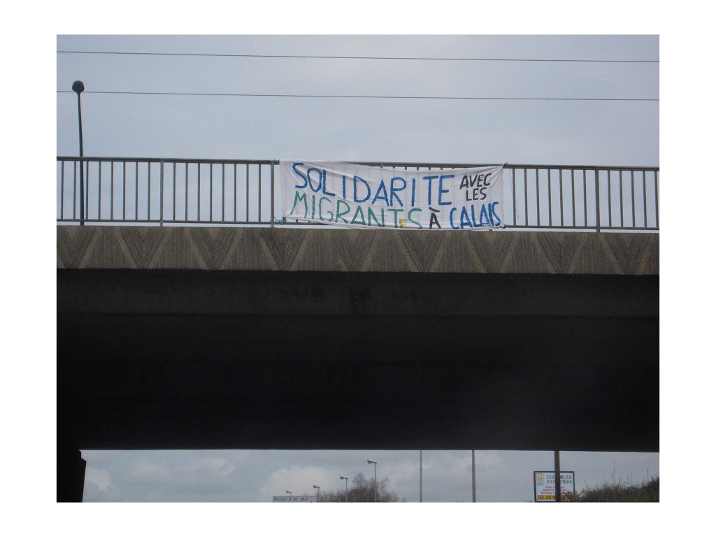 banderole-autoroute-migrants-calais