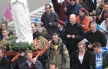 Une marche pour la Famille sous le balcon de Mgr Bonny