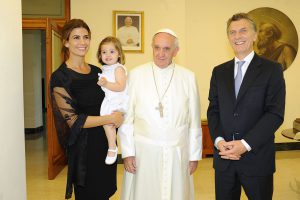 Le pape François recevant le Président argentin, Maurice Macri, avec sa troisième femme, Juliana Awada