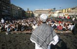 Musulmans en prière, place du marché à Naples, pour fêter la fin du Ramadan.