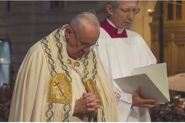 Le pape François debout devant le Saint Sacrement exposé le 26 mai 2016