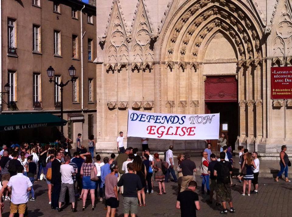 Devant la cathédrale Saint Jean à Lyon