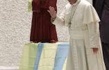 Pope Francis arrives for an audience with Lutheran pilgrims in the Paul VI Hall at the Vatican, Thursday, Oct. 13, 2016. (AP Photo/Alessandra Tarantino) - Le pape François devant la statue de Luther exposée au Vatican