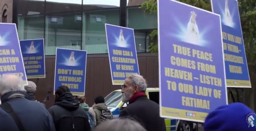 François en Suède: Les catholiques en procession demandent comment la révolte (protestante) pourrait apporter la paix