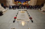 « Ici repose un soldat français mort pour la patrie, 1914-1918 », tombe du soldat inconnu sous l’Arc de Triomphe, place Charles-De-Gaulle à Paris