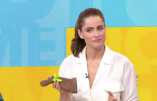 Lorsqu’on lui tend des œufs de Pâques en chocolat, l’actrice Amanda Peet répond dégoûtée : « Les gars, je suis juive »