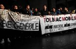 Students protest outside the Tolbiac campus, part of the prestigious Sorbonne University, against the French government's project to reform university applications on April 12, 2018, in Paris.  / AFP / Ayoub BENKARROUM