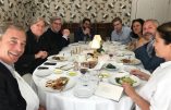 Réunis à table, Nigel Farage, Steve Bannon, Mischaël Modrikamen, Raheem Kassam, Yasmine Dehaene et Laure Ferrari