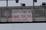 « Chassons les francs-maçons » et « BFMTV, la voix d’Israël » s’affichent sur les autoroutes