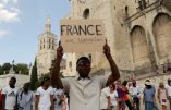 ©PHOTOPQR/LE DAUPHINE ; ROUX PATRICK /PHOTOPQR/ LE DAUPHINE LIBERE/ AVIGNON.23 JUILLET 2017.MANIFESTATION DU COLLECTIF MIGRANTS DU VAR PENDANT LE FESTIVAL POUR SENSIBILISER LA POPULATION ET INFORMER LA POPULATION SUR L'ARTICLE 17 DE DUBLIN. (MaxPPP TagID: maxbestof017740.jpg) [Photo via MaxPPP]